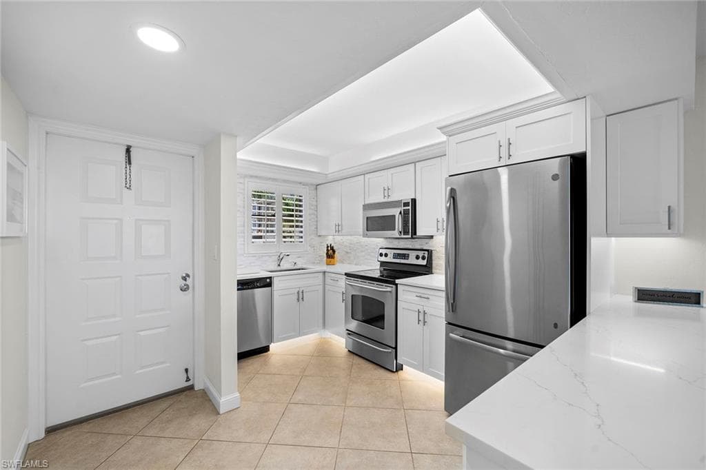 271 Southbay Dr 222, Naples, FL 34108-29