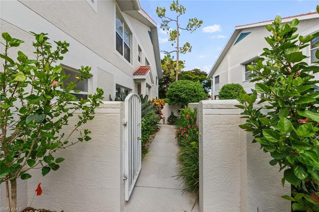 5045 Cedar Springs Dr 104, Naples, FL 34110-4