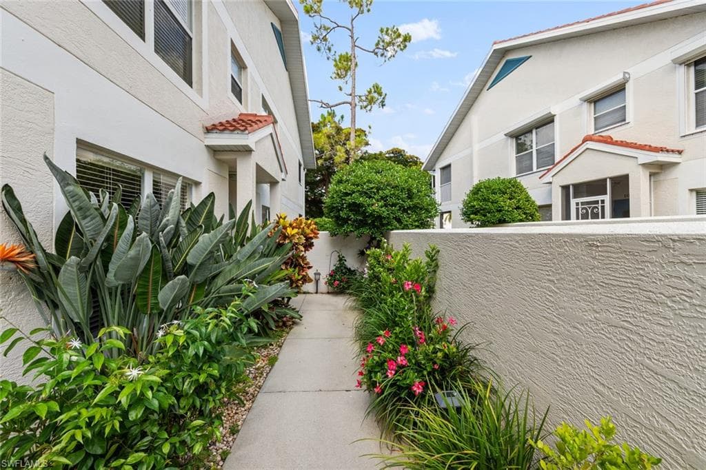 5045 Cedar Springs Dr 104, Naples, FL 34110-5