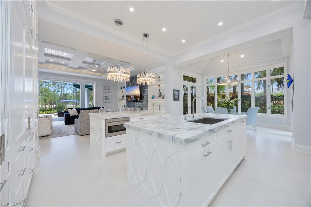 336 Edgemere Way E, Naples, FL 34105-9