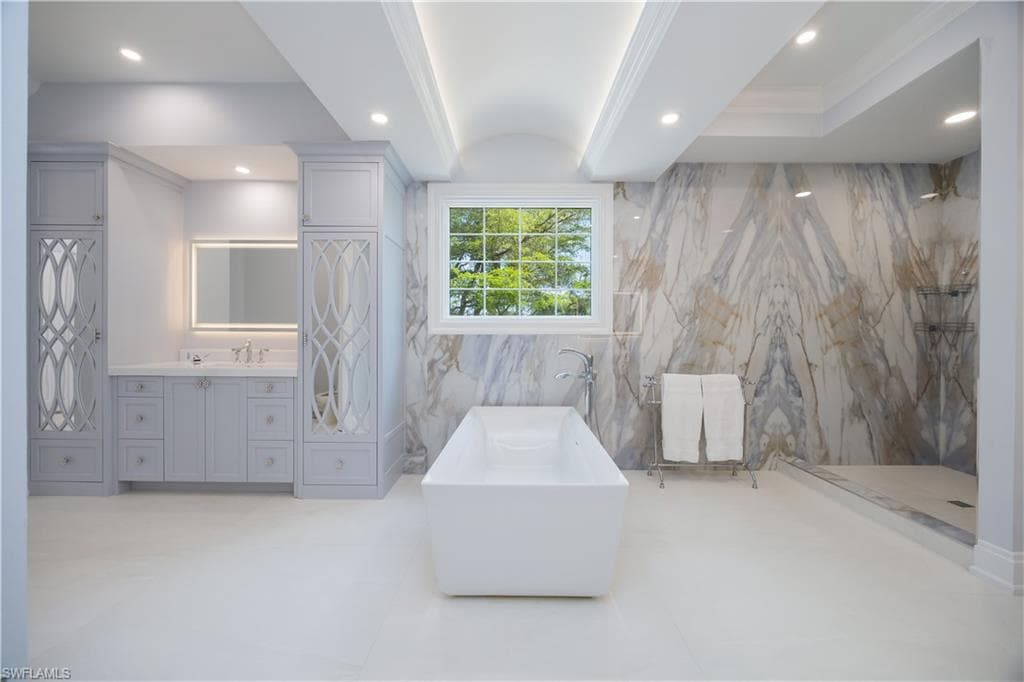 336 Edgemere Way E, Naples, FL 34105-16