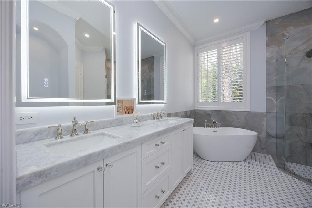 336 Edgemere Way E, Naples, FL 34105-18