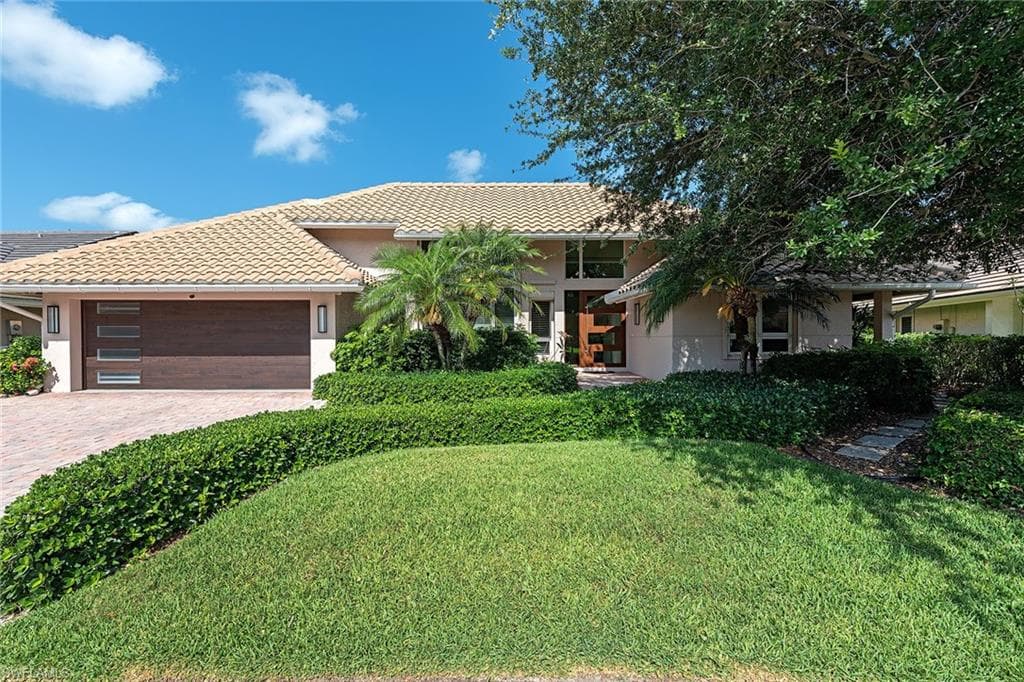 805 Pine Village Ln, Naples, FL 34108-1