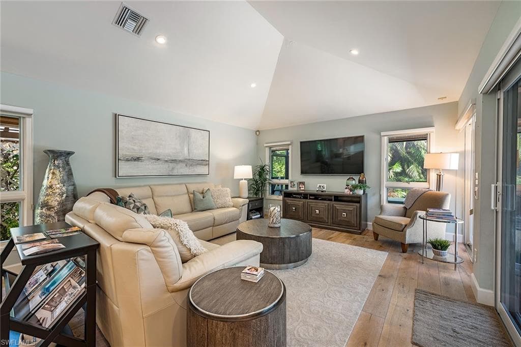 805 Pine Village Ln, Naples, FL 34108-3
