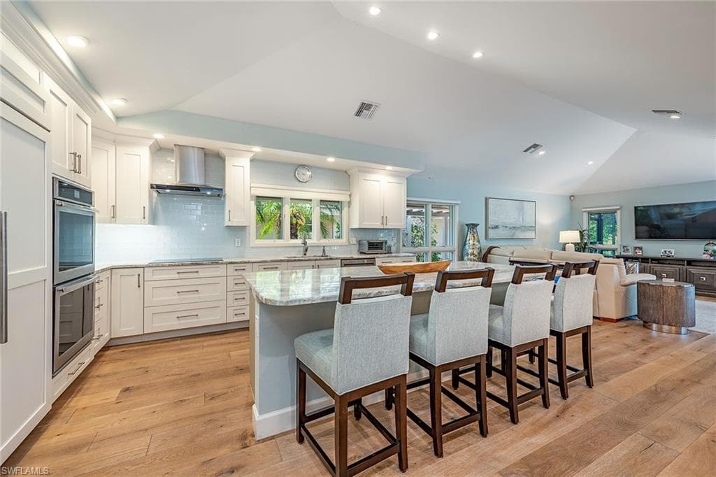 805 Pine Village Ln, Naples, FL 34108-5