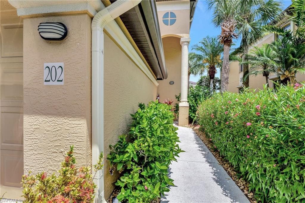 190 Vintage Cir 202, Naples, FL 34119-4