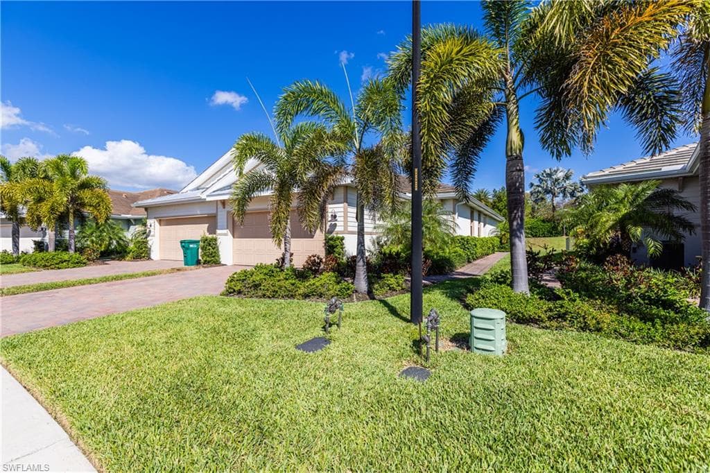 14567 Edgewater Cir, Naples, FL 34114-18