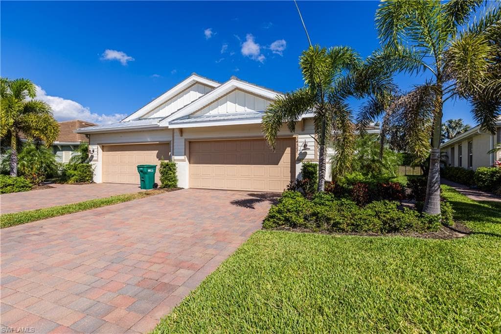 14567 Edgewater Cir, Naples, FL 34114-1