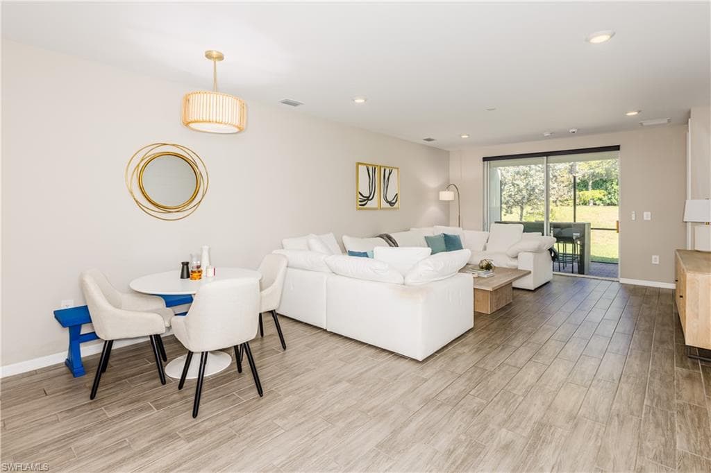 14567 Edgewater Cir, Naples, FL 34114-4