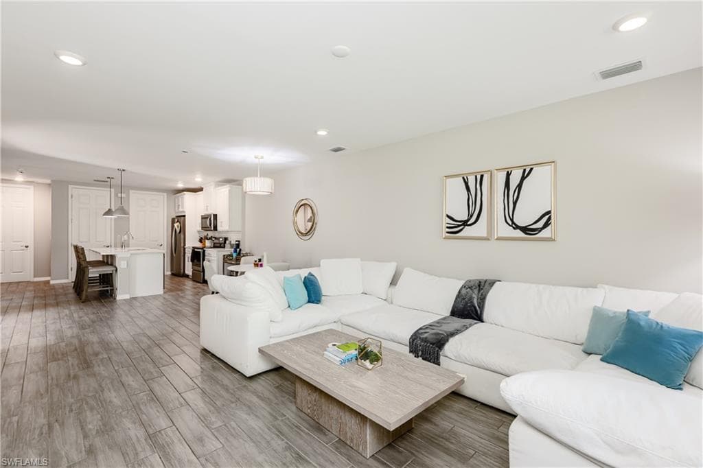 14567 Edgewater Cir, Naples, FL 34114-5