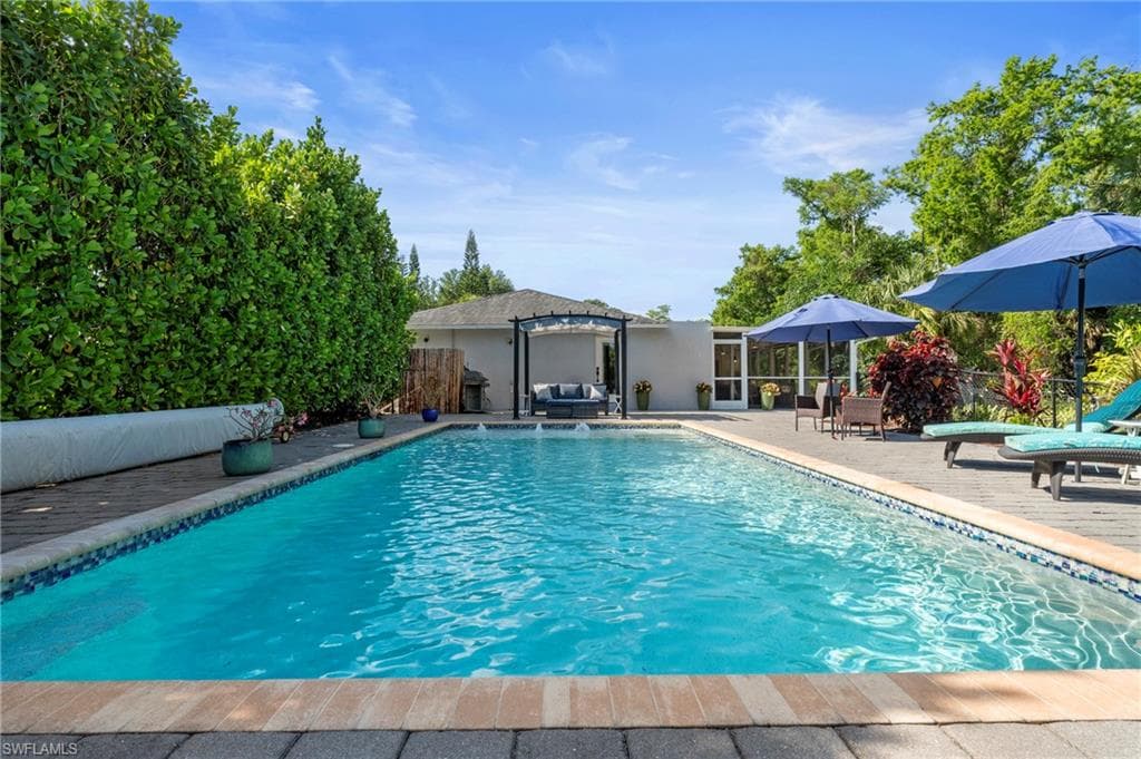 641 22nd Ave NW, Naples, FL 34120-20