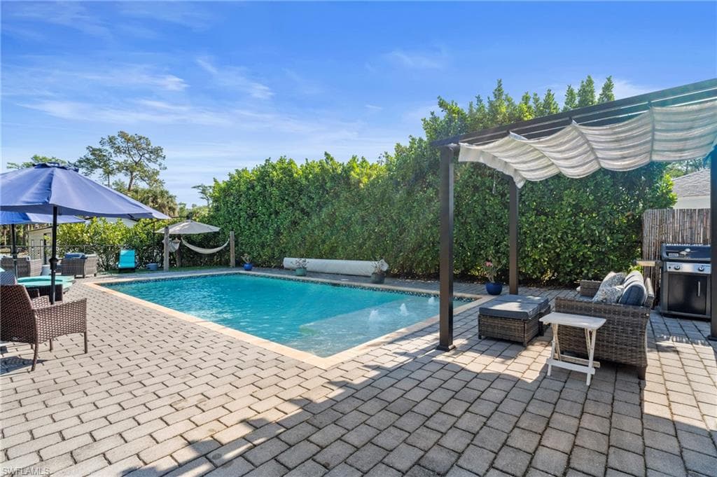 641 22nd Ave NW, Naples, FL 34120-4