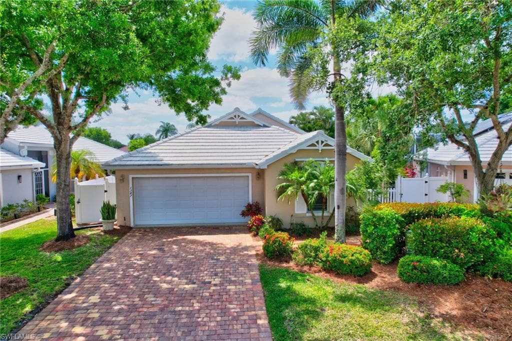 1347 Old Oak Ln, Naples, FL 34110-3