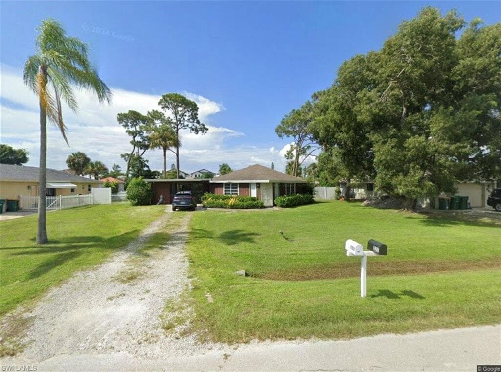 827 98th Ave N, Naples, FL 34108-2