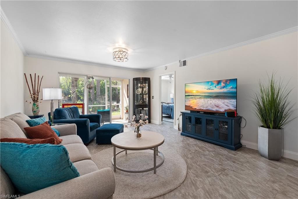 209 Robin Hood Cir 104, Naples, FL 34104-4