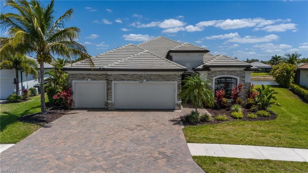 2067 Antigua Ln, Naples, FL 34120-3