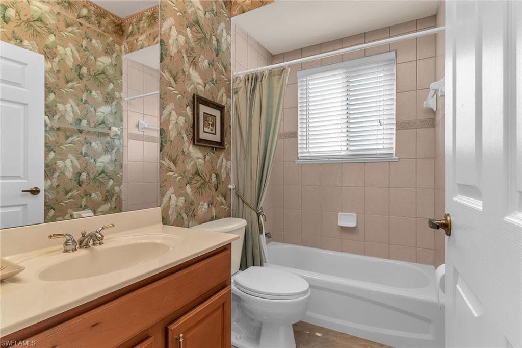 7859 Berkshire Pines Dr, Naples, FL 34104-28