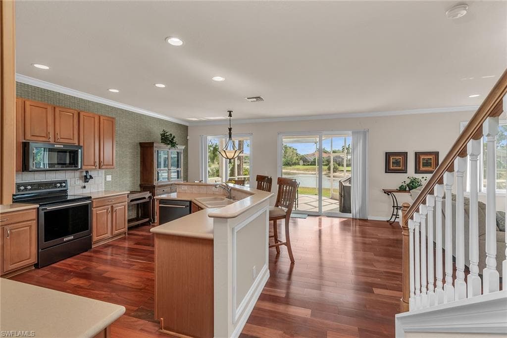 7859 Berkshire Pines Dr, Naples, FL 34104-7