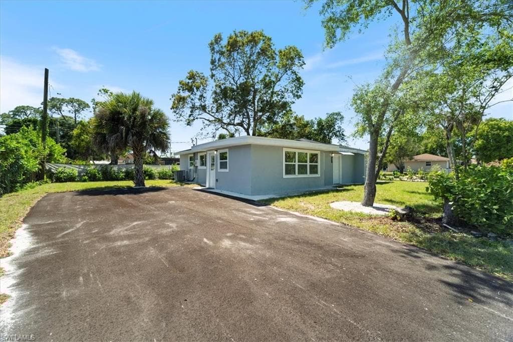 1115 Central Dr, Naples, FL 34104-14