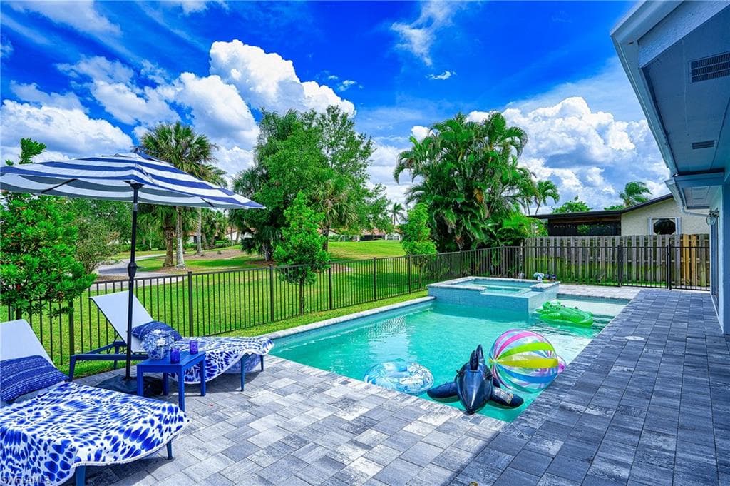 1618 Forest Lakes Blvd, Naples, FL 34105-38