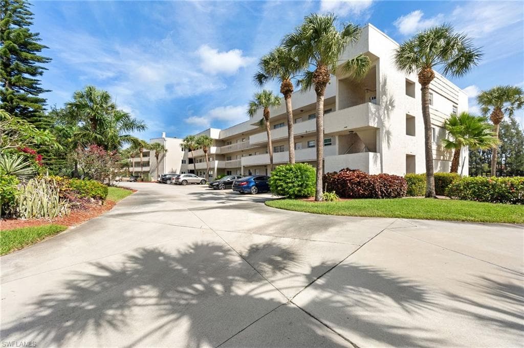 501 Forest Lakes Blvd 111, Naples, FL 34105-2
