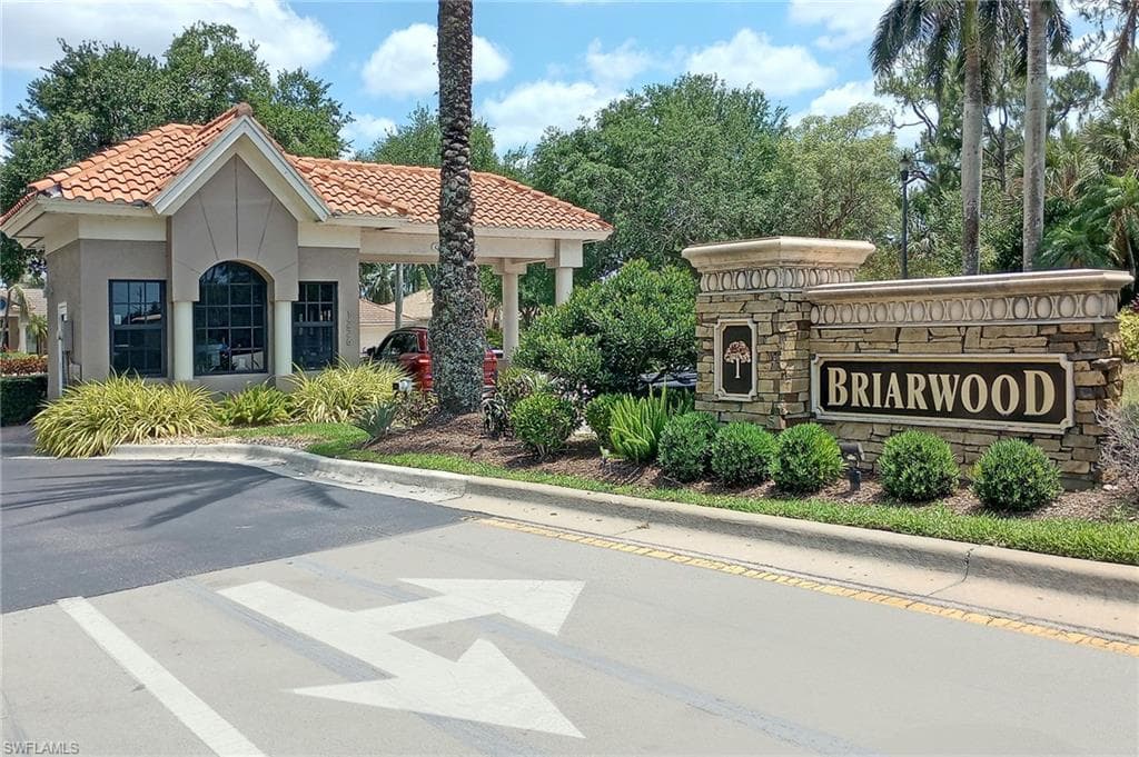 1537 Vintage Ln, Naples, FL 34104-1