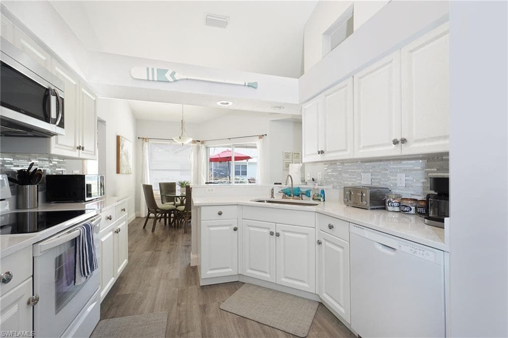 1537 Vintage Ln, Naples, FL 34104-21