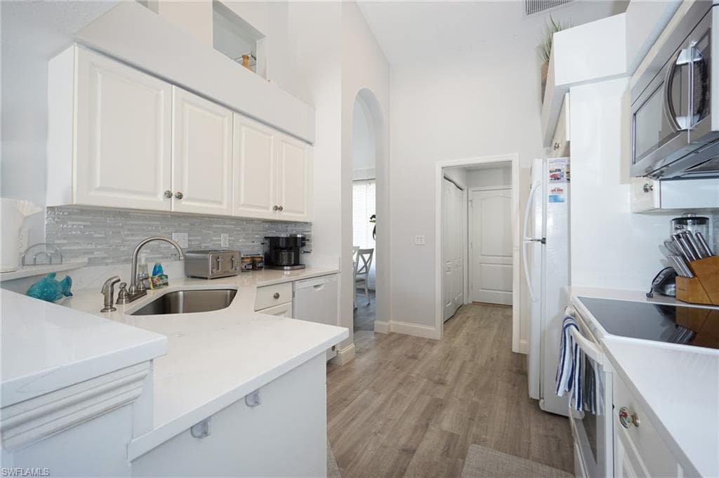 1537 Vintage Ln, Naples, FL 34104-22