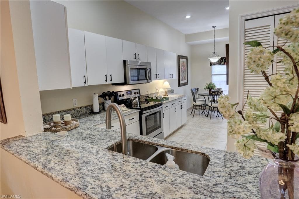 130 Amblewood Ln 8-801, Naples, FL 34105-10