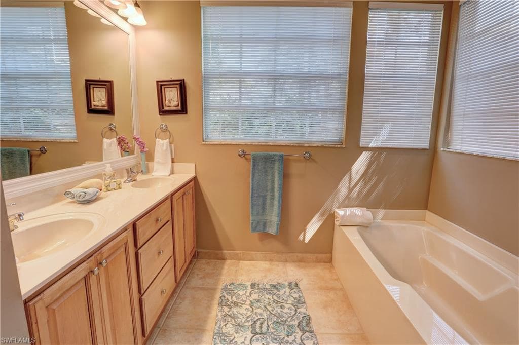 130 Amblewood Ln 8-801, Naples, FL 34105-19