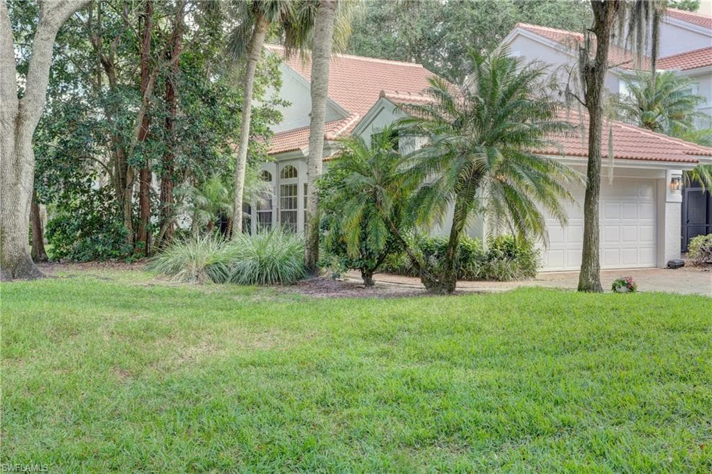 130 Amblewood Ln 8-801, Naples, FL 34105-1