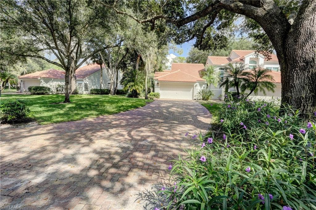 130 Amblewood Ln 8-801, Naples, FL 34105-2