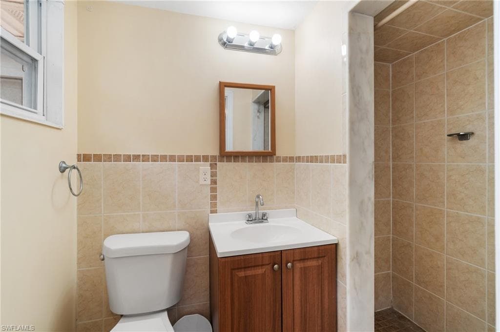 853 95th Ave N, Naples, FL 34108-19