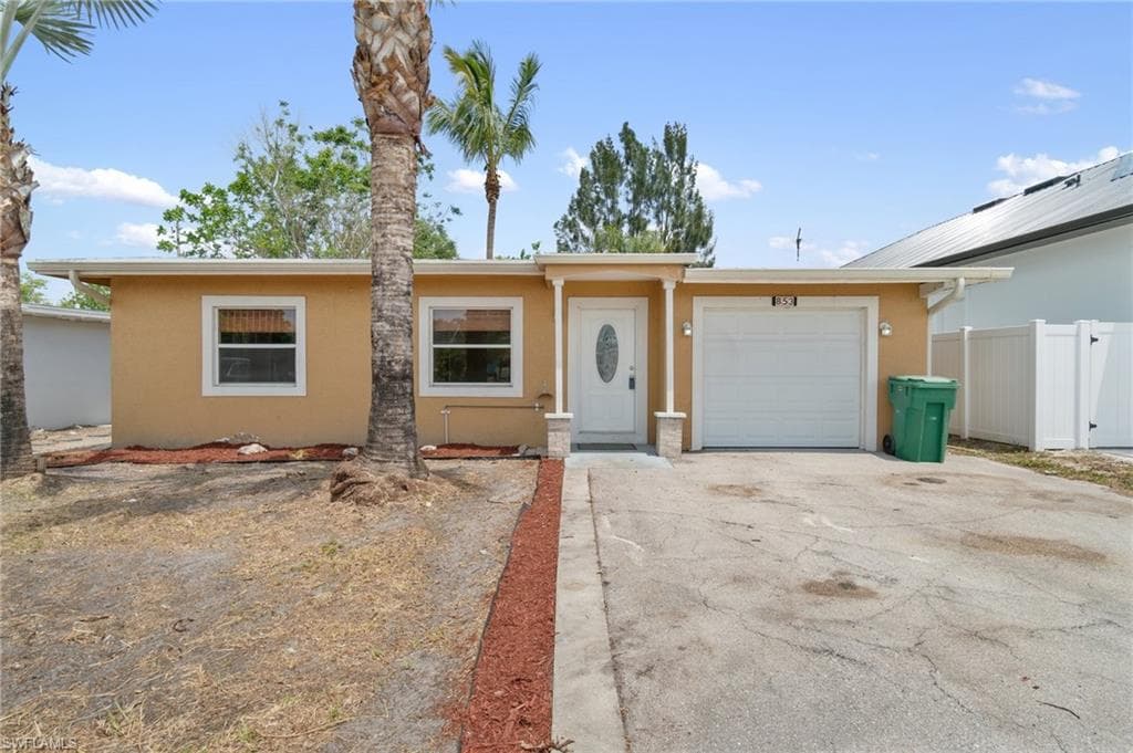 853 95th Ave N, Naples, FL 34108-2