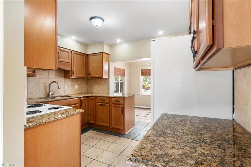 853 95th Ave N, Naples, FL 34108-6