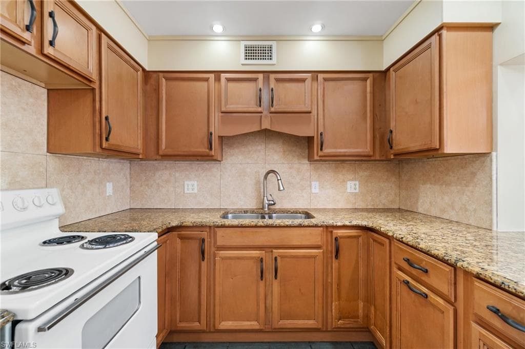 853 95th Ave N, Naples, FL 34108-7