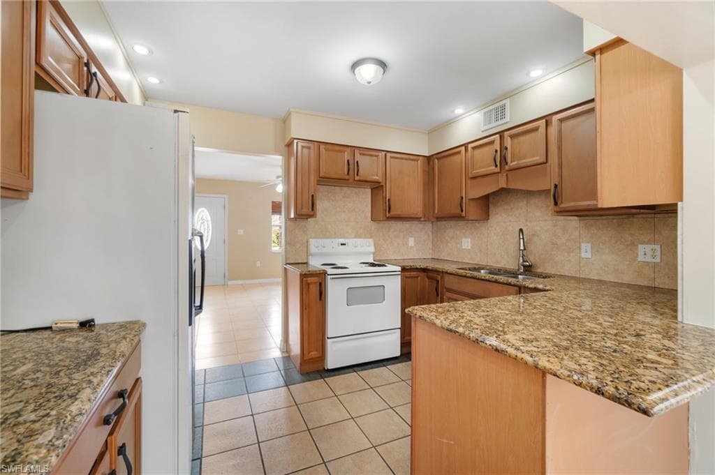 853 95th Ave N, Naples, FL 34108-8