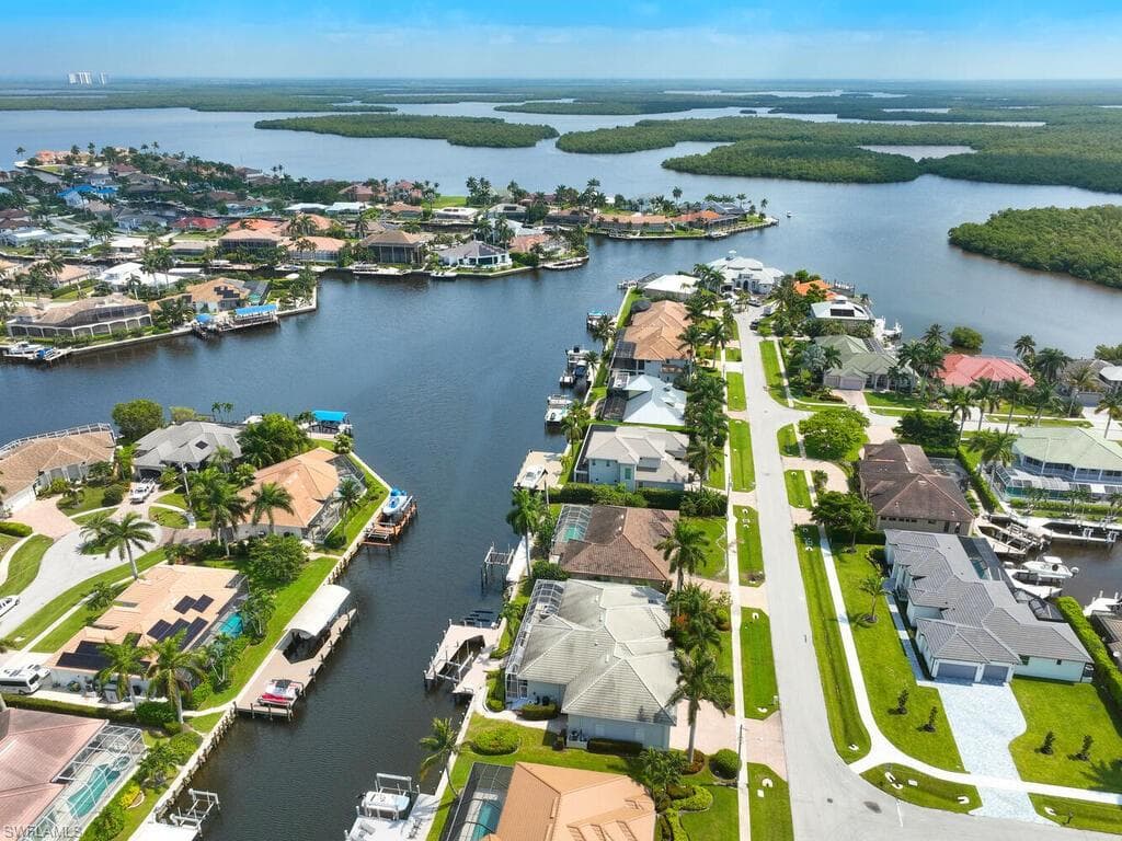 140 Starfish Ct, Marco Island, FL 34145-2