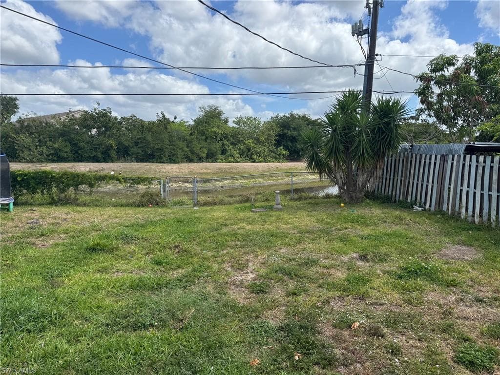 5317 Dixie Dr, Naples, FL 34113-9