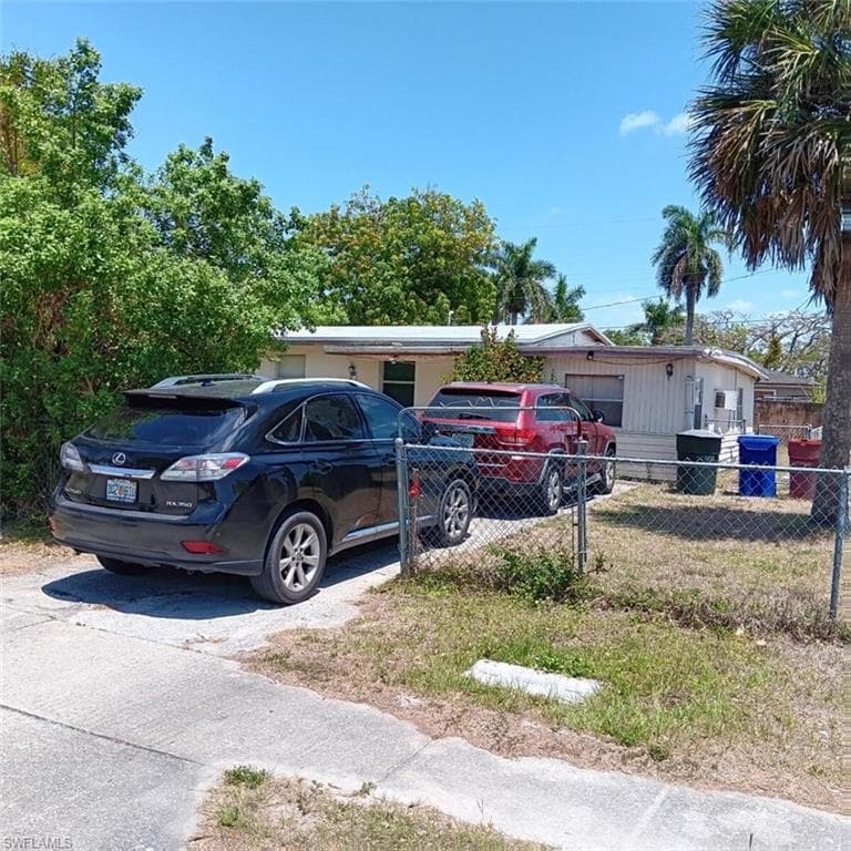 1629 Pawnee St, Fort Myers, FL 33916-2