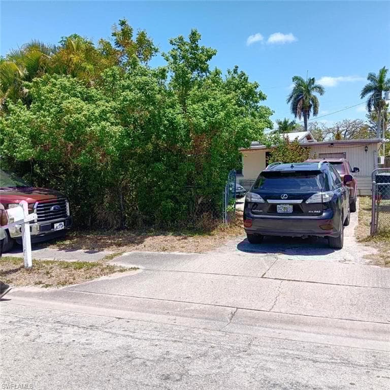 1629 Pawnee St, Fort Myers, FL 33916-5