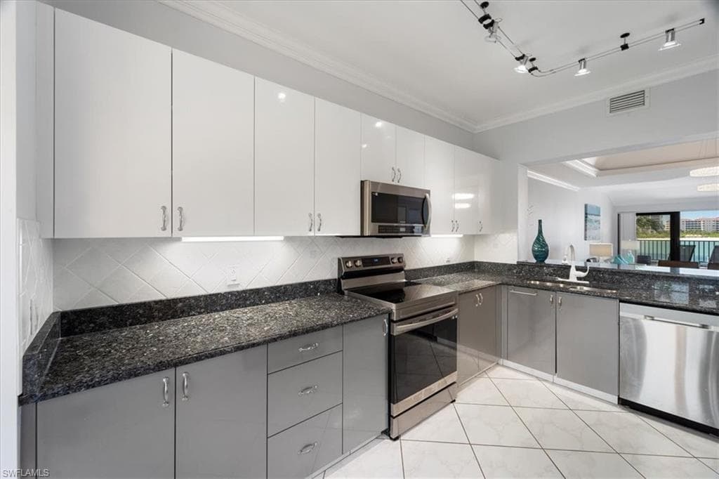 311 La Peninsula Blvd 311, Naples, FL 34113-22