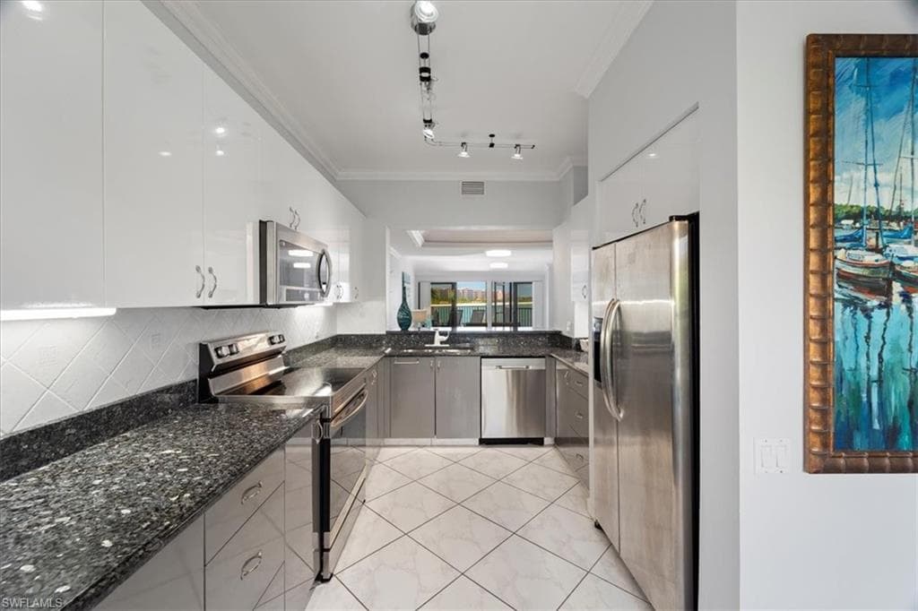 311 La Peninsula Blvd 311, Naples, FL 34113-25