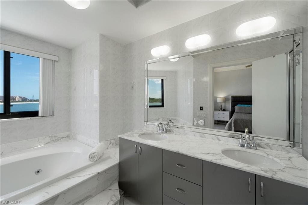 311 La Peninsula Blvd 311, Naples, FL 34113-31