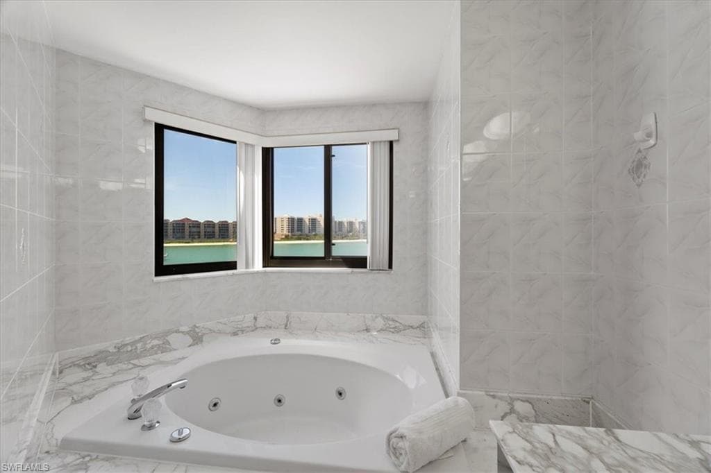 311 La Peninsula Blvd 311, Naples, FL 34113-33