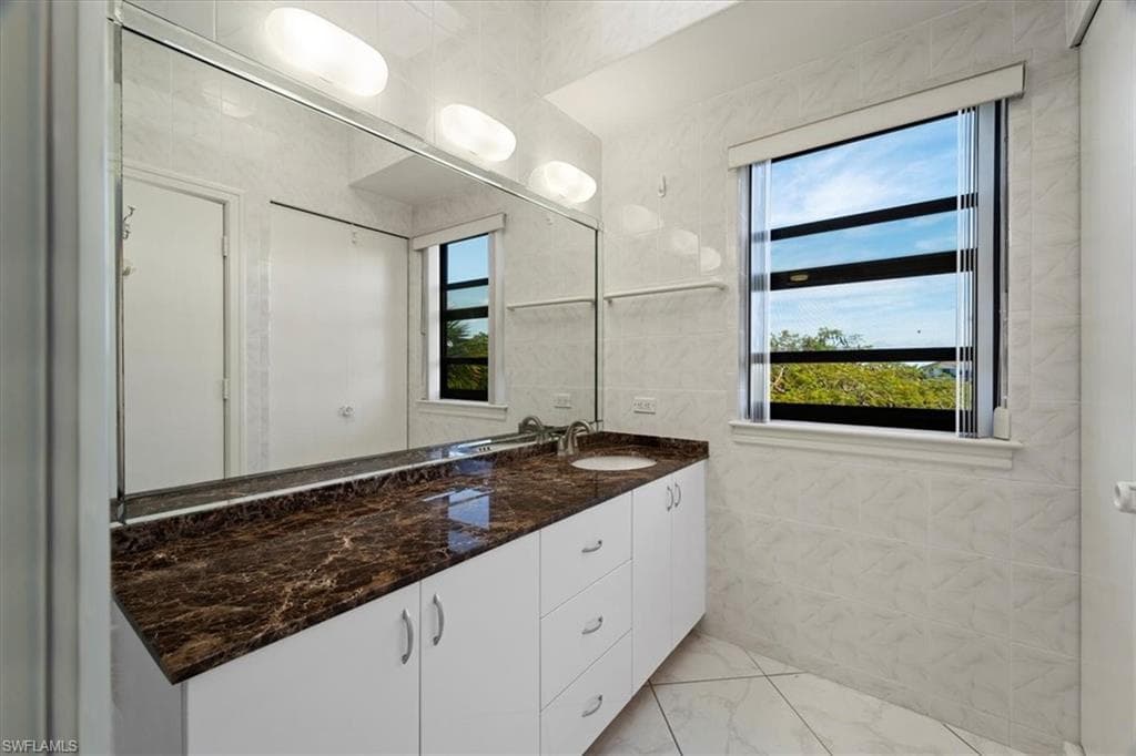311 La Peninsula Blvd 311, Naples, FL 34113-39