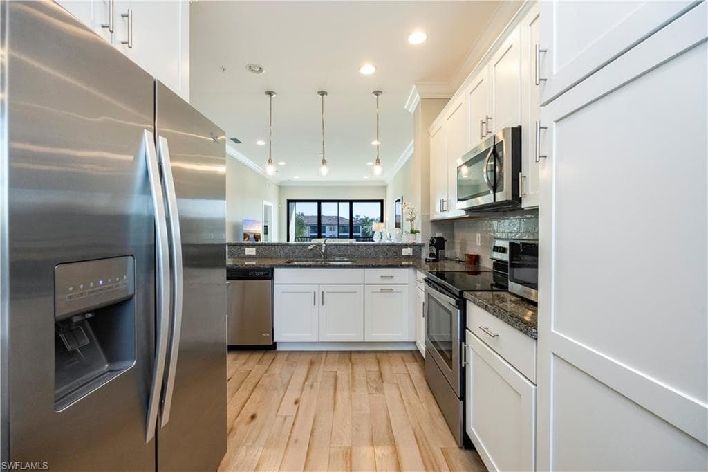 15102 Palmer Lake Cir 201, Naples, FL 34109-7