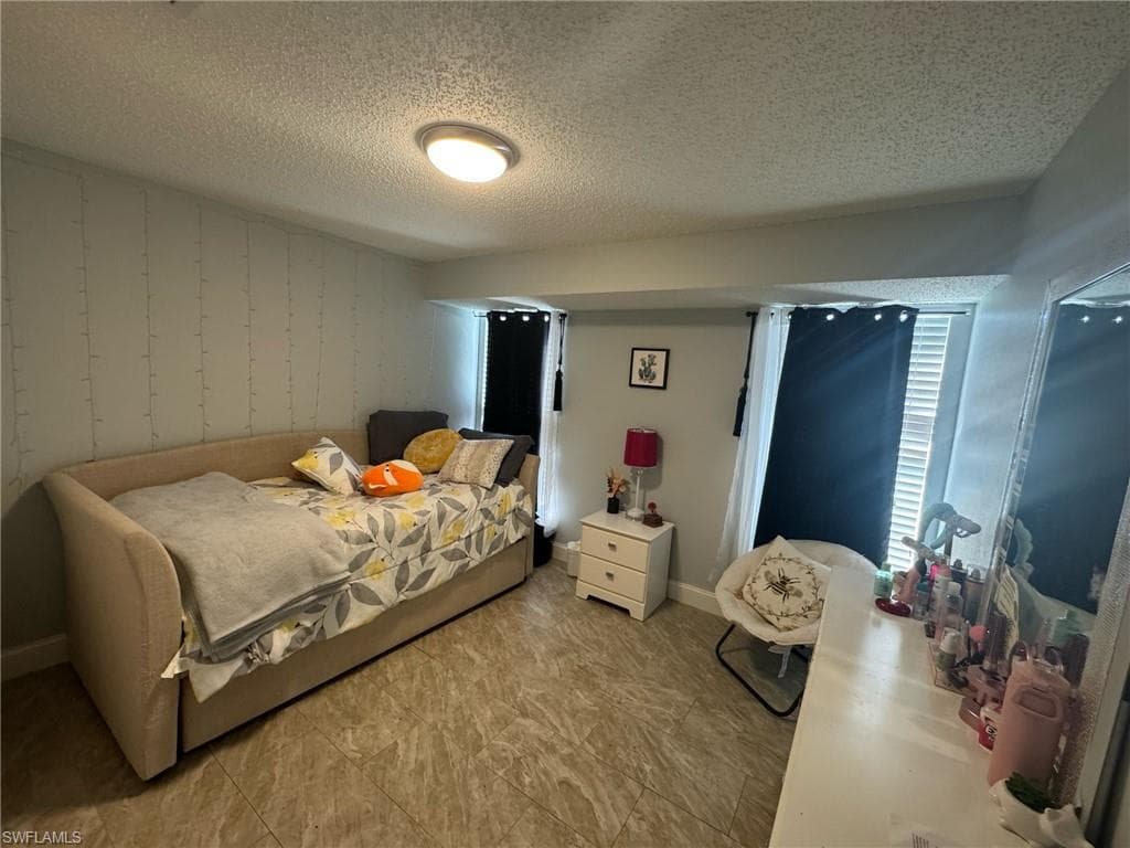 4706 25th Ave SW, Naples, FL 34116-18