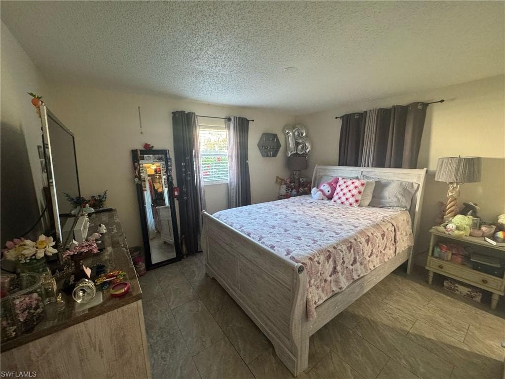 4706 25th Ave SW, Naples, FL 34116-26