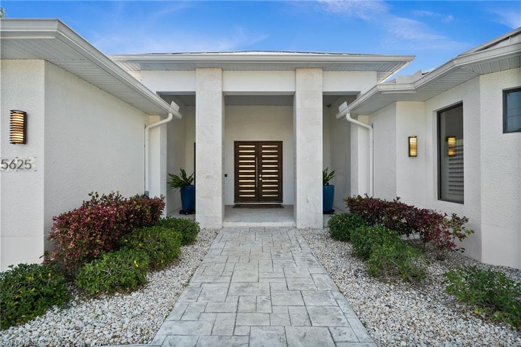 5625 Riverside Dr, Cape Coral, FL 33904-20